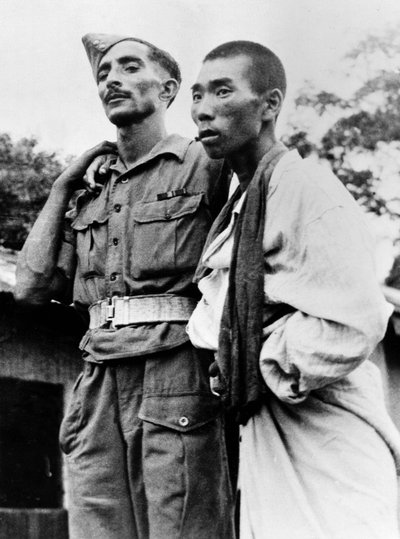 Ein Sanitäter der indischen Armee hilft einem verwundeten japanischen Kriegsgefangenen, 1945 von English Photographer